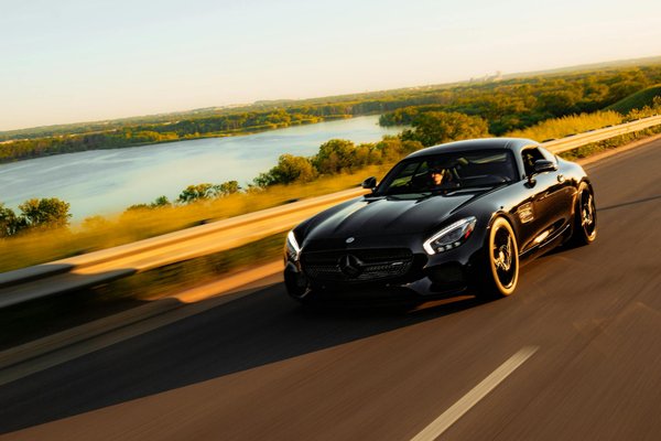 Quels sont les meilleurs produits pour nettoyer les sièges en vinyle d'une voiture de sport ?